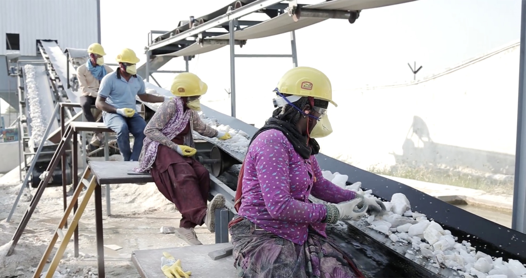 Manual sorting at the quartz and feldspar plant